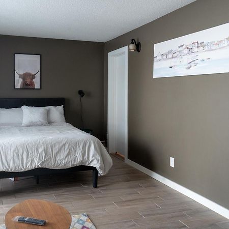 One Bedroom Condo Near Whyte Ave Close To University エドモントン エクステリア 写真