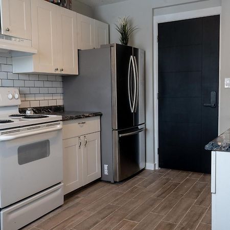 One Bedroom Condo Near Whyte Ave Close To University エドモントン エクステリア 写真