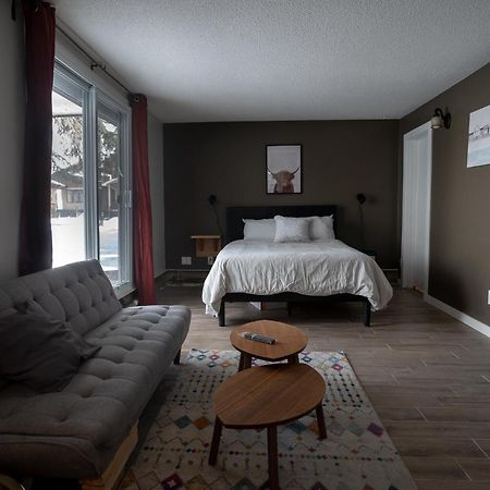 One Bedroom Condo Near Whyte Ave Close To University エドモントン エクステリア 写真