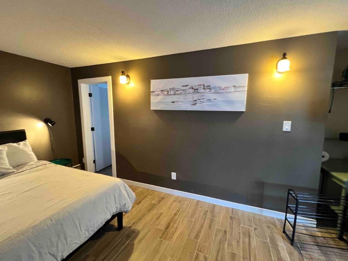 One Bedroom Condo Near Whyte Ave Close To University エドモントン エクステリア 写真