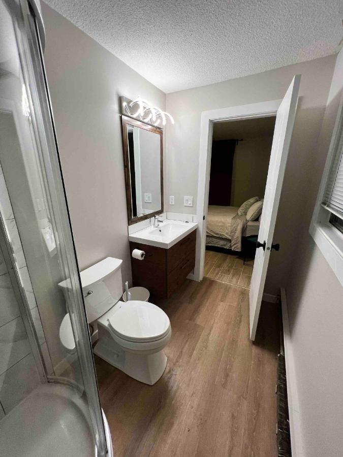 One Bedroom Condo Near Whyte Ave Close To University エドモントン エクステリア 写真