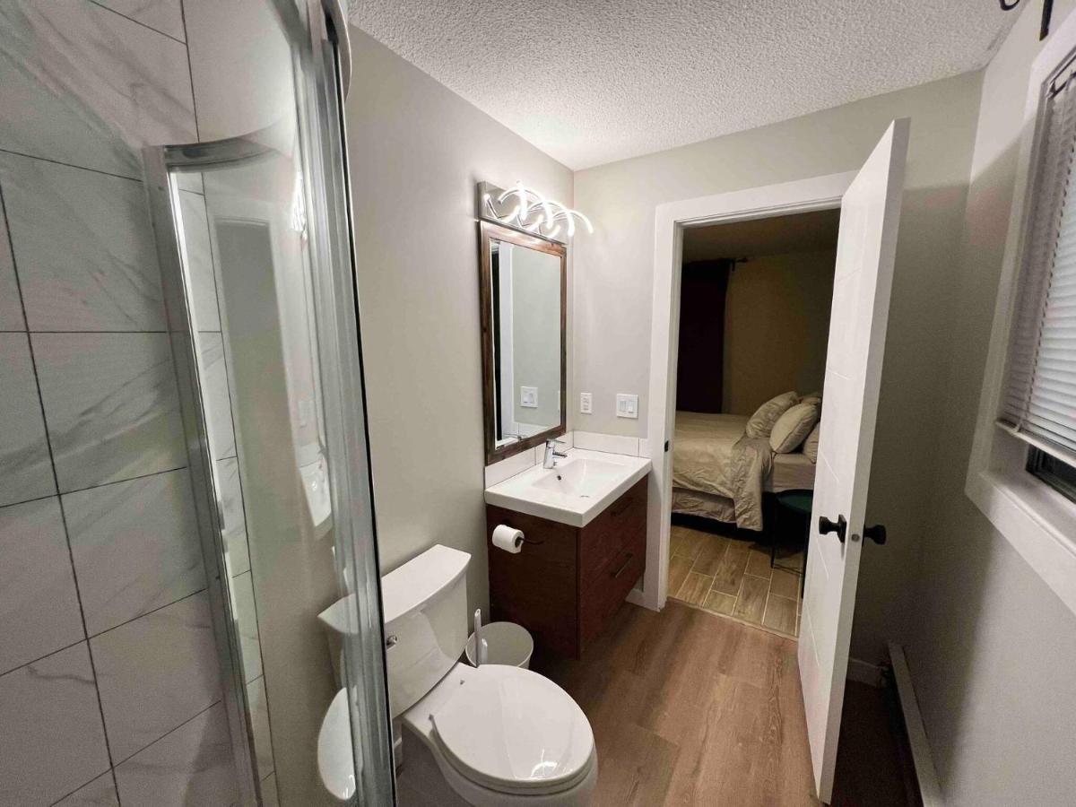One Bedroom Condo Near Whyte Ave Close To University エドモントン エクステリア 写真