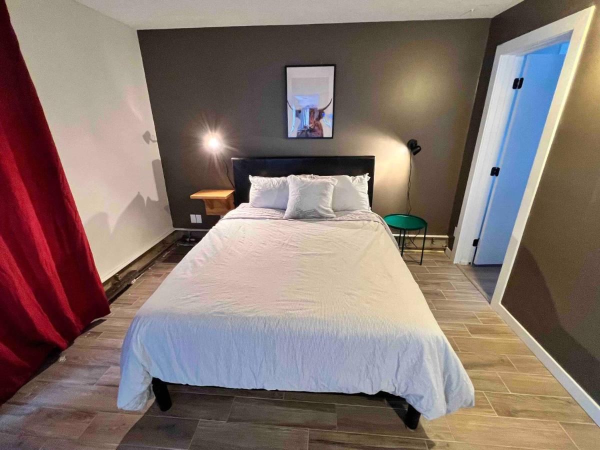 One Bedroom Condo Near Whyte Ave Close To University エドモントン エクステリア 写真