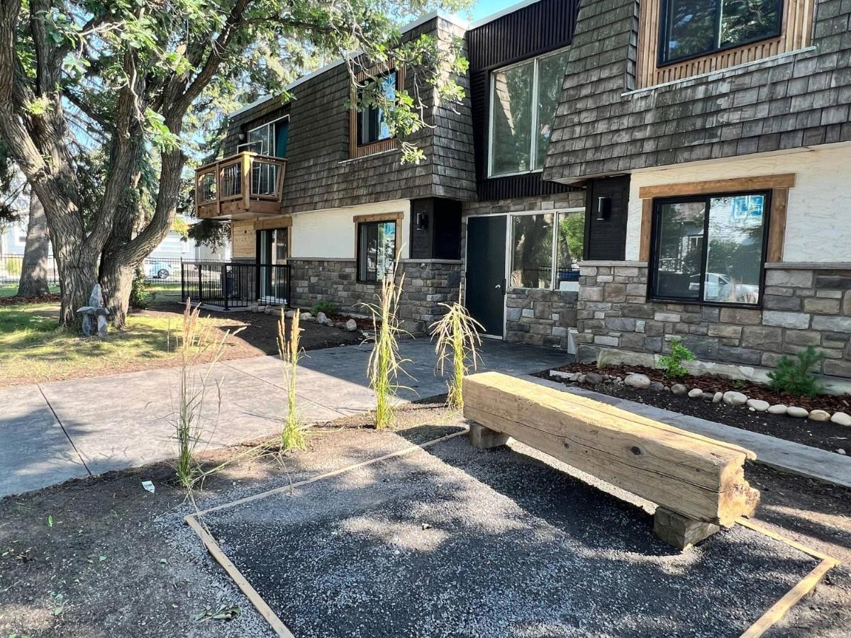 One Bedroom Condo Near Whyte Ave Close To University エドモントン エクステリア 写真