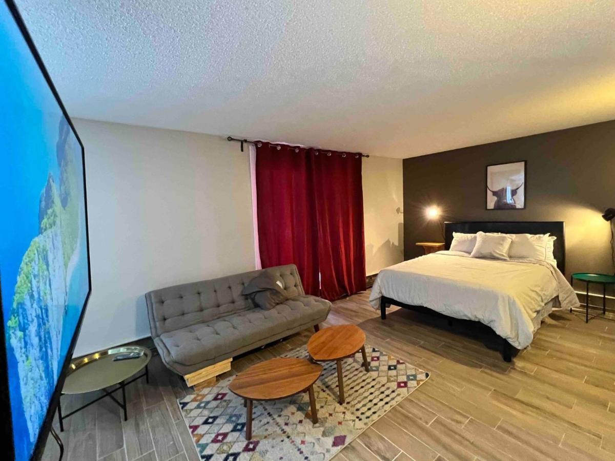 One Bedroom Condo Near Whyte Ave Close To University エドモントン エクステリア 写真