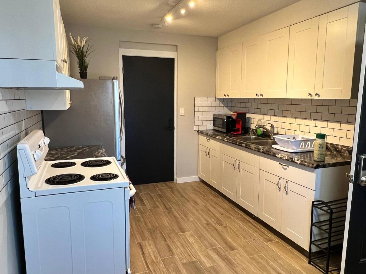 One Bedroom Condo Near Whyte Ave Close To University エドモントン エクステリア 写真