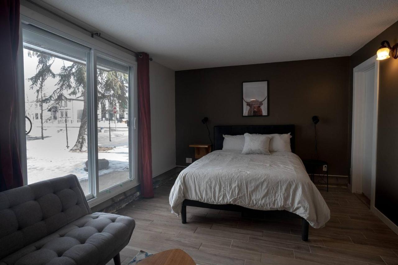 One Bedroom Condo Near Whyte Ave Close To University エドモントン エクステリア 写真