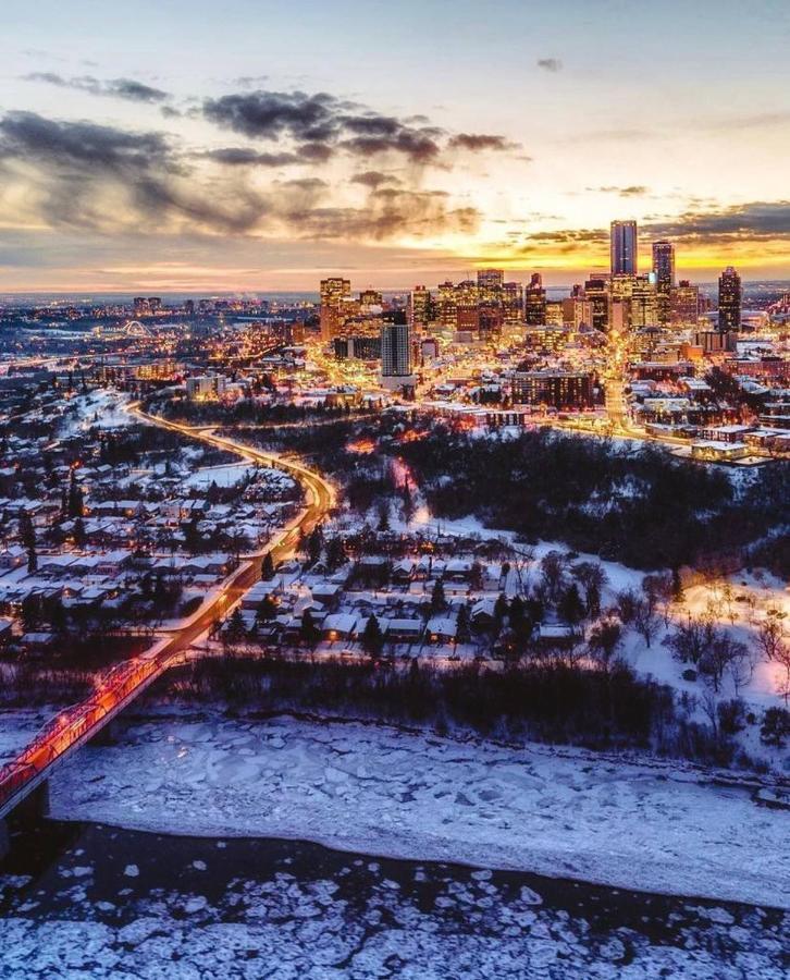 One Bedroom Condo Near Whyte Ave Close To University エドモントン エクステリア 写真