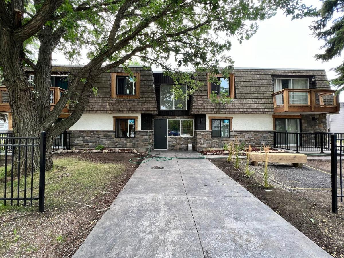 One Bedroom Condo Near Whyte Ave Close To University エドモントン エクステリア 写真