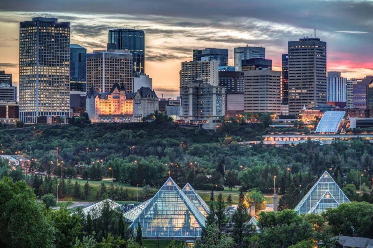 One Bedroom Condo Near Whyte Ave Close To University エドモントン エクステリア 写真