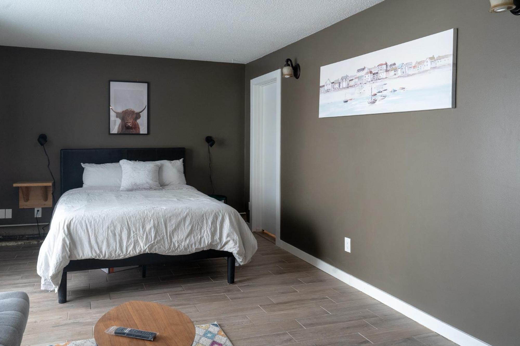 One Bedroom Condo Near Whyte Ave Close To University エドモントン エクステリア 写真