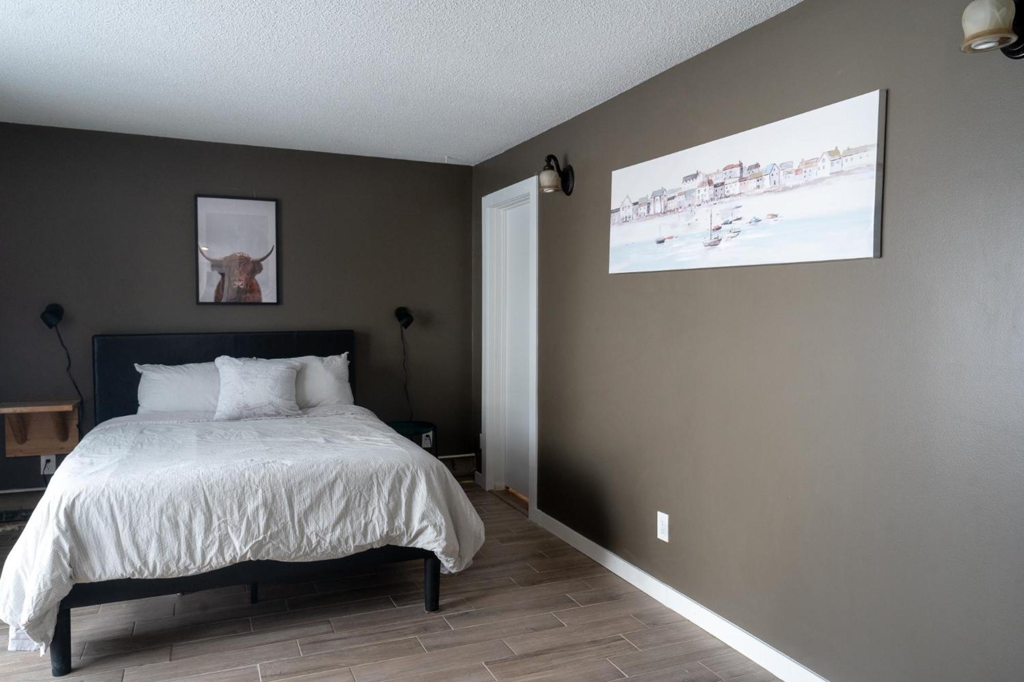 One Bedroom Condo Near Whyte Ave Close To University エドモントン エクステリア 写真