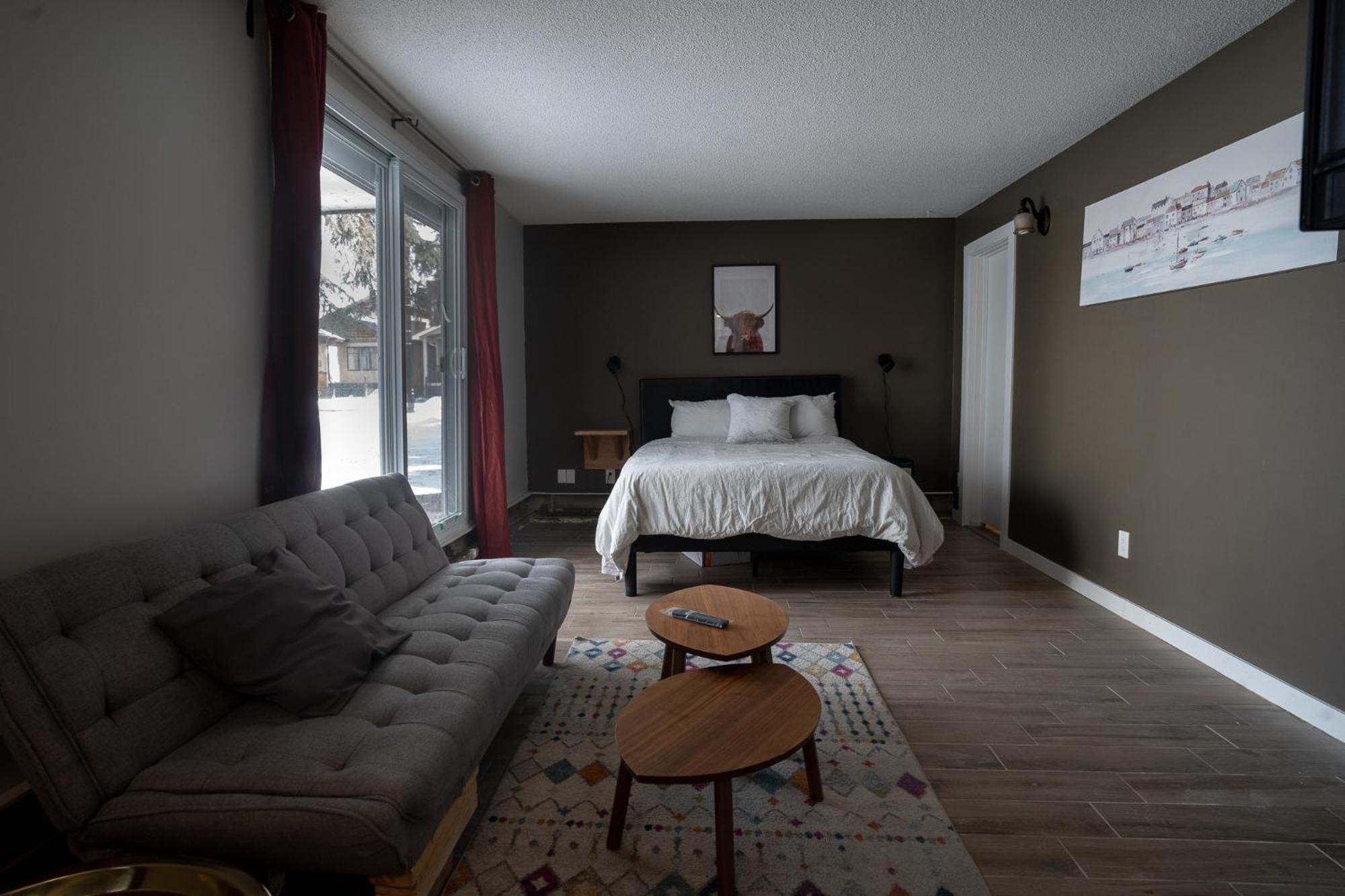 One Bedroom Condo Near Whyte Ave Close To University エドモントン エクステリア 写真